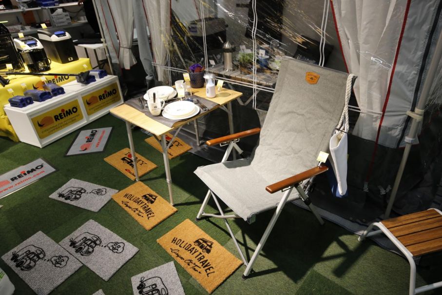 Ny kollektion av stilrena campingstolar hos Reimo samt charmiga dörrmattor.