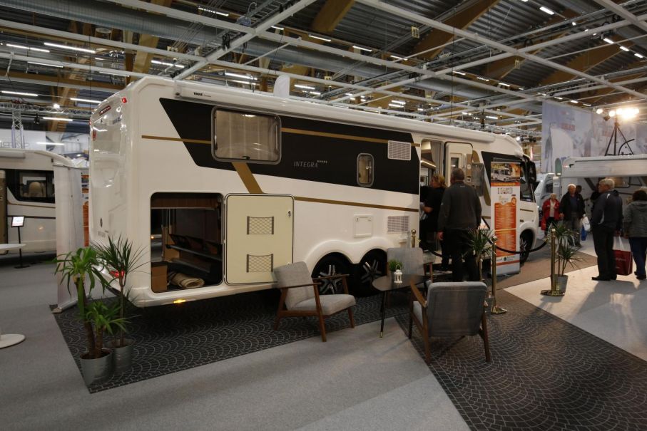Eura Mobil Integra 890 QB har på mässan fått campingmöbler som heter duga.