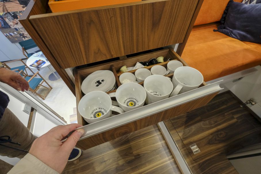 I den här lådan finns riktigt porslin.