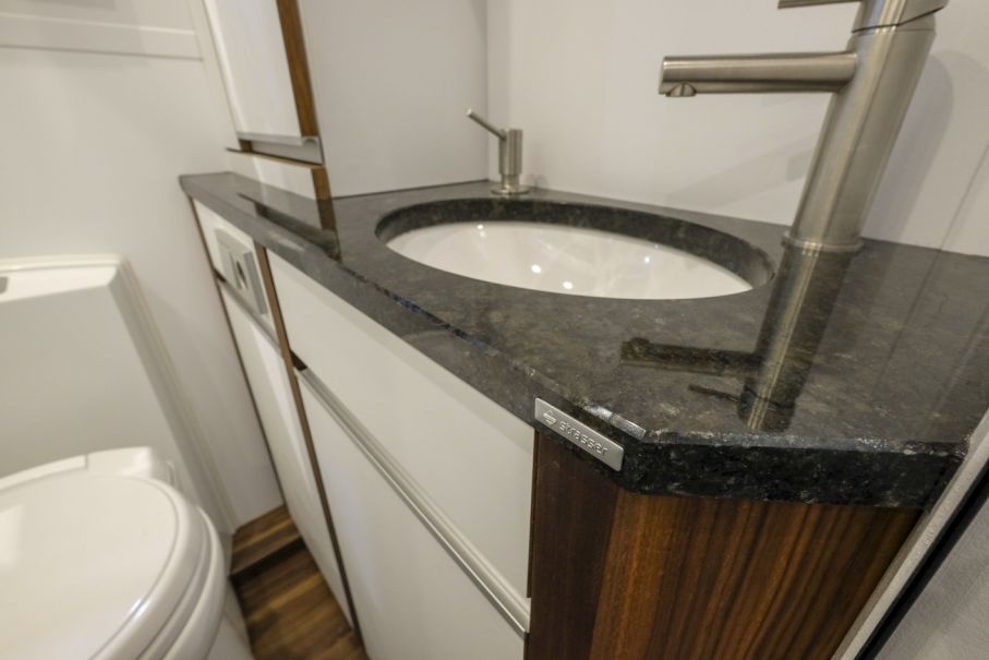 Materialvalet är i toppklass. Det som der ut som sten är veklingen sten.