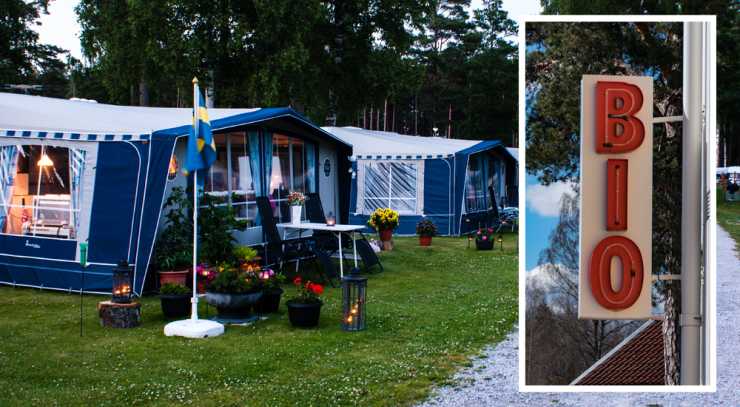 tält på campingplats och gammaldagsbio-skylt