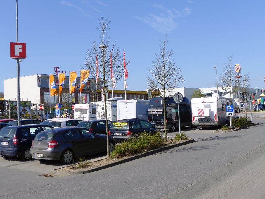 När du åkt av färjan i Puttgarden har du bara några mil på Autobahn 1 till Lübeck. Sväng av vid skylten Moisling och åk ner till det stora affärscentret. Alldeles intill husbilsparkeringen ligger en T-mobile-butik. Ta med laptopen in så fixar dom ett lokalt tyskt bredband åt dig.