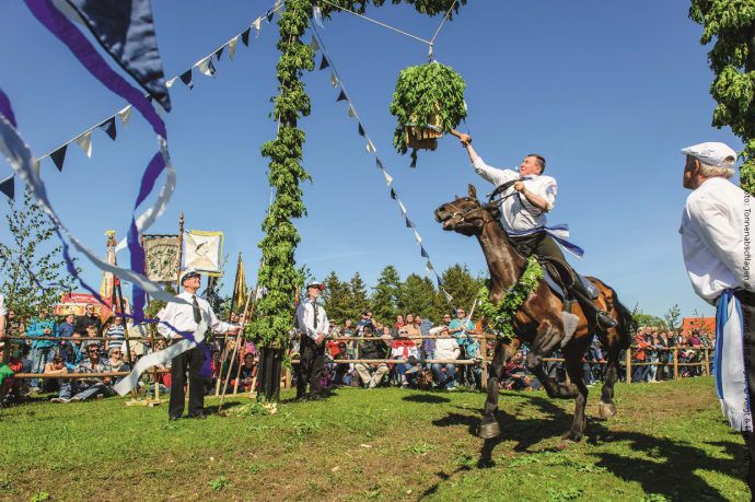Tonnenabschlagen, bokstavligen ungefär tunnslagning, är en av de viktigaste och äldsta traditionerna i regionen Fischland-Darß-Zingst, och varje år uppförs en stor fest för gäster och lokalbefolkningen.