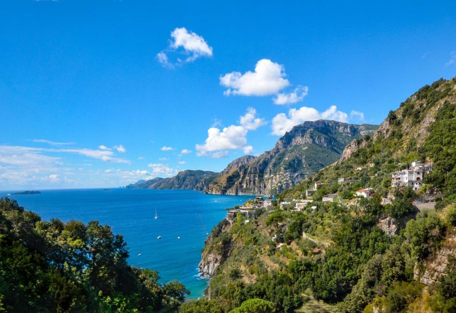 Den fantastiska vägen längst med Amalfikusten i Italien
