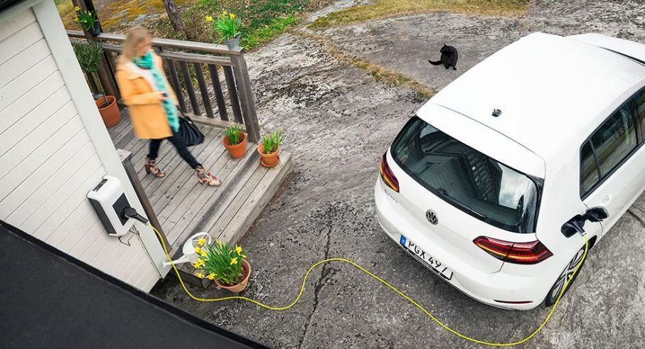 Volkswagen har sedan början av juli i år haft en kampanj där man bjuder på laddbox och installationen av den till alla som köper ny elbil eller laddhybrid. Från och med 1 februari 2018 har regeringen beslutat att hjälpa de som vill skaffa laddmöjligheter hemma.