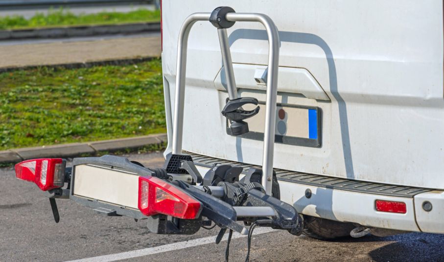 Cykelhängare bak på bilen kan skymma registreringsskylten både med och utan cyklar. Cykelhållare bak på husbil skymmer registreringsskylten