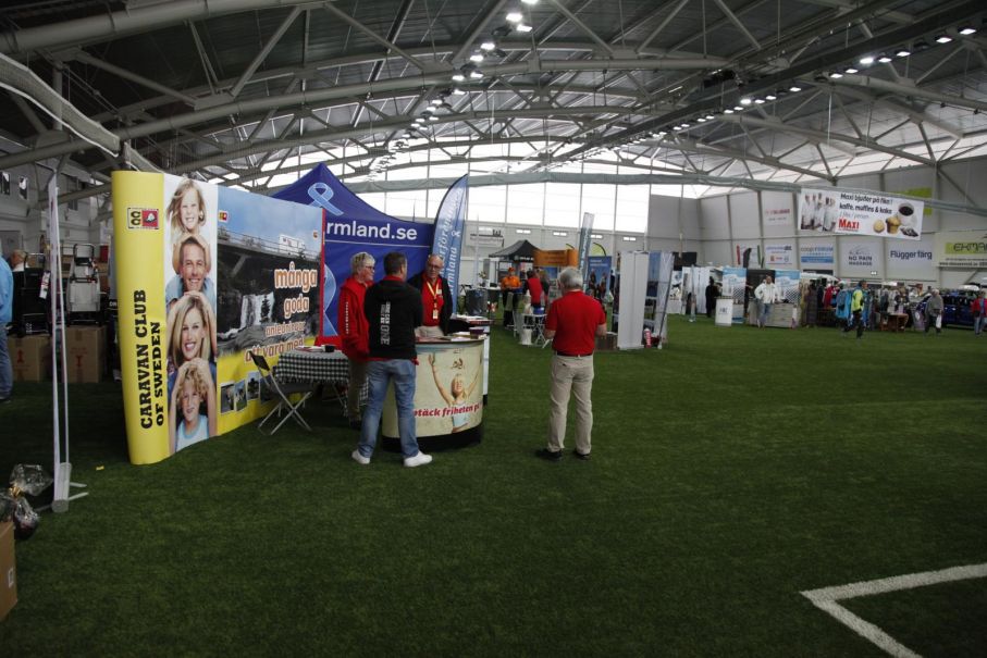 Caravan Club hade en monter inomhus.