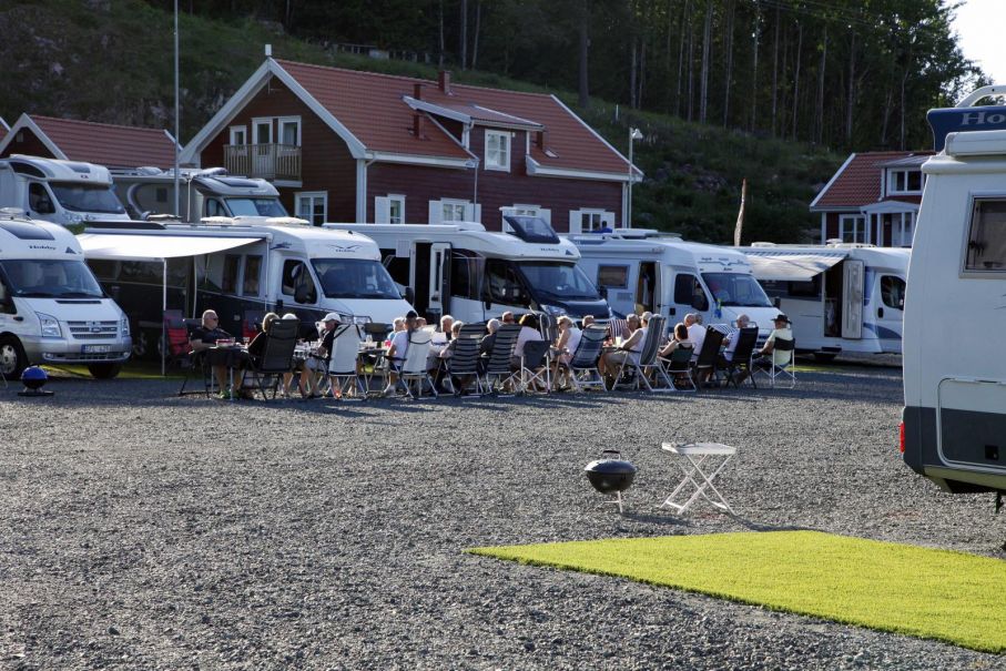 Klubben är helt facebook-baserad och det är gratis att vara med. Sök efter Hobby husbilar på facebook så hittar du den.