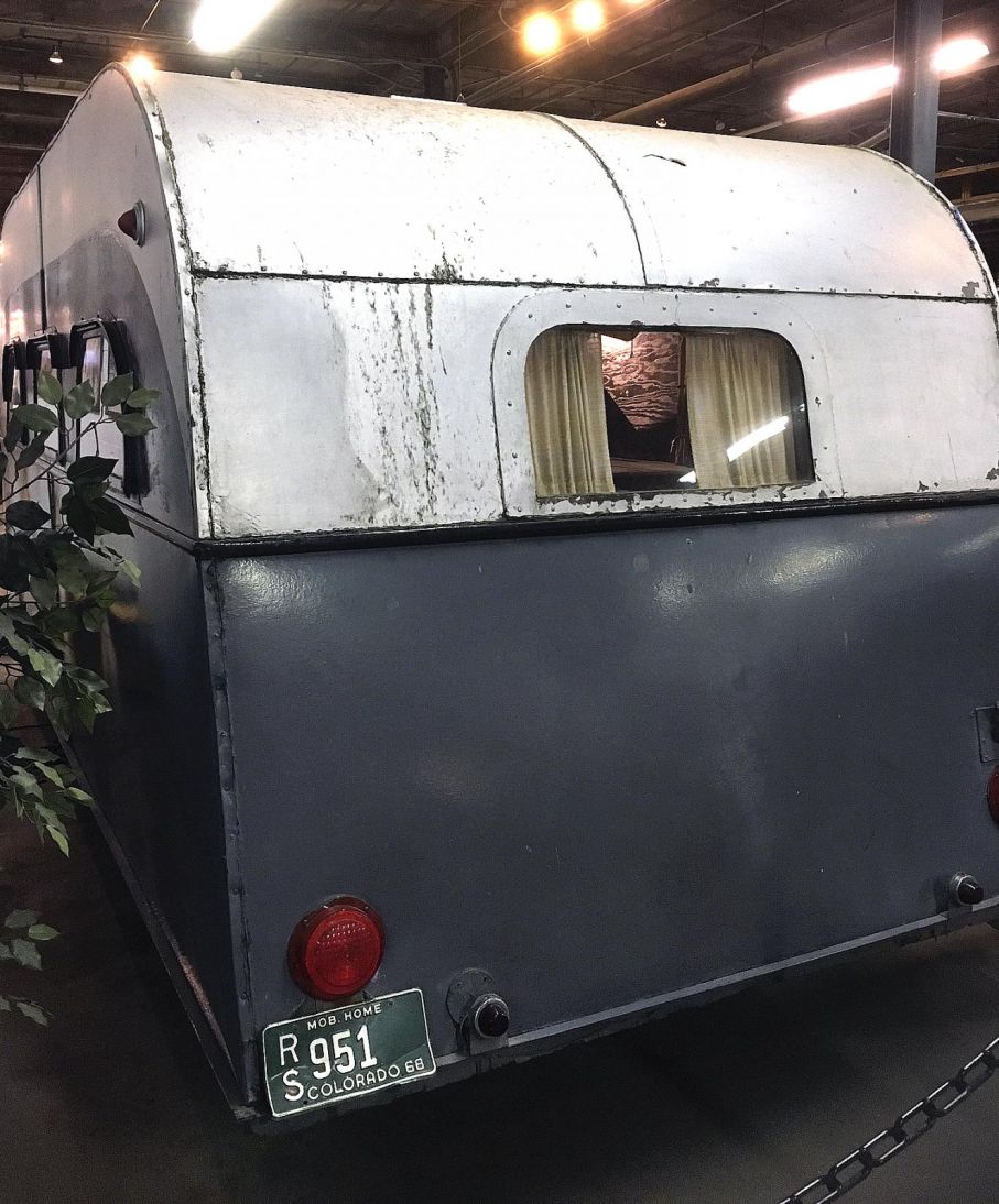 Bakdelen med registreringsskylt som avslöjade att det var ett mobilt hem som rullade längs vägen. Vagnen har rullat i många av USA:s stater men står i dag på ett museum i Denver, Colorado, där vi även hittade...