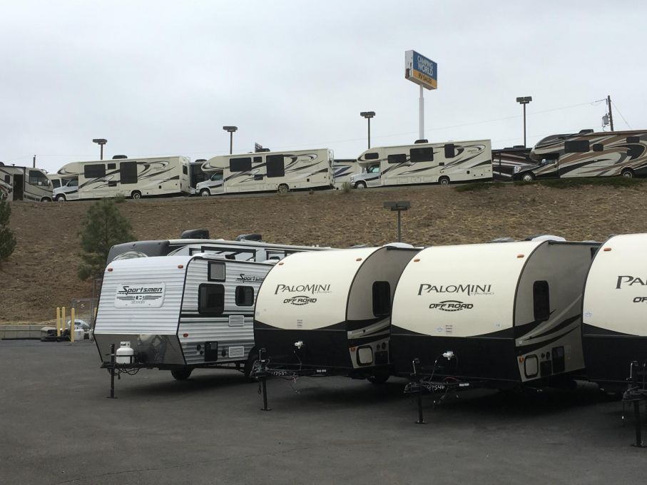 Har du förmånen att besöka USA ska du inte missa att besöka en handlare. Just denna handlare ingår i den enorma kedjan Camping World och denna finns i Denver i Colorado.