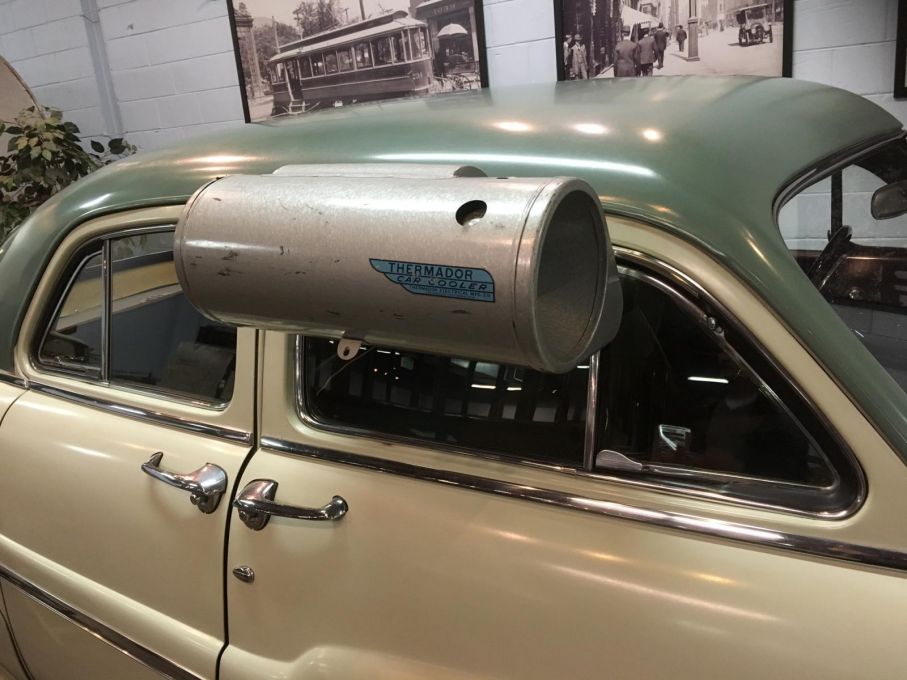 Museets dragbil som står framför vagnen är försedd med en form av "air condition" eller fläkt som drog in en svalkande luftström.