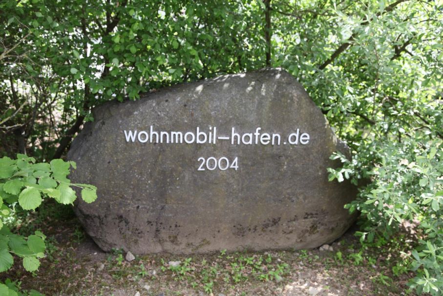 Ställplatsen grundades 2004 vilket minnesstenen vittnar om vid infarten. Wohnmobilhafen am Stadtsee drivs av den lokala diakoniföreningen i Rendsburg.