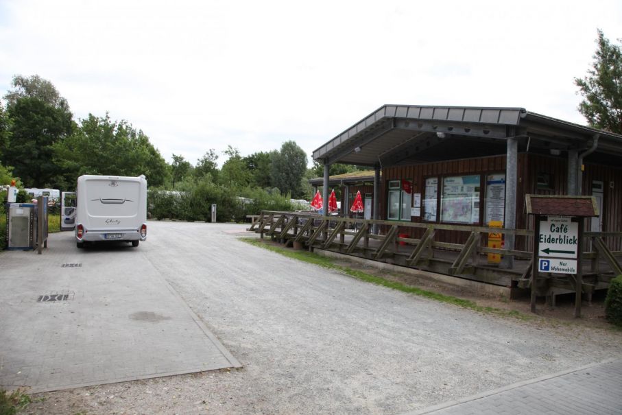 Invid ställplatsen finns ett kafé med enklare förtäring mellan klockan 8-13 och ett stenkast längre bort finns ett bad med bassänger både inomhus och utomhus samt 10-meters hopptorn.