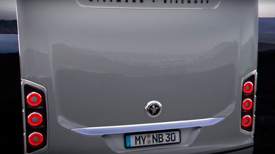 I bak hittar vi en kamera dold i emblemet