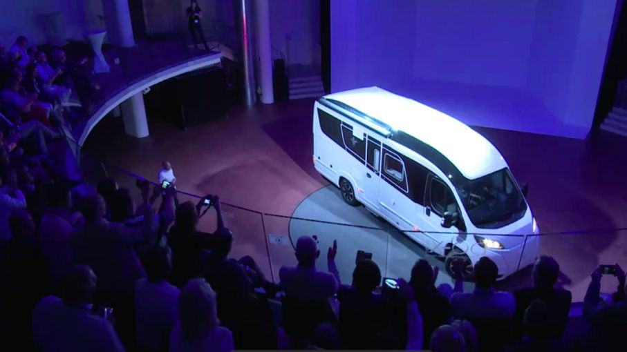 På scenens bil saknas den elektriskt styrda takluckan