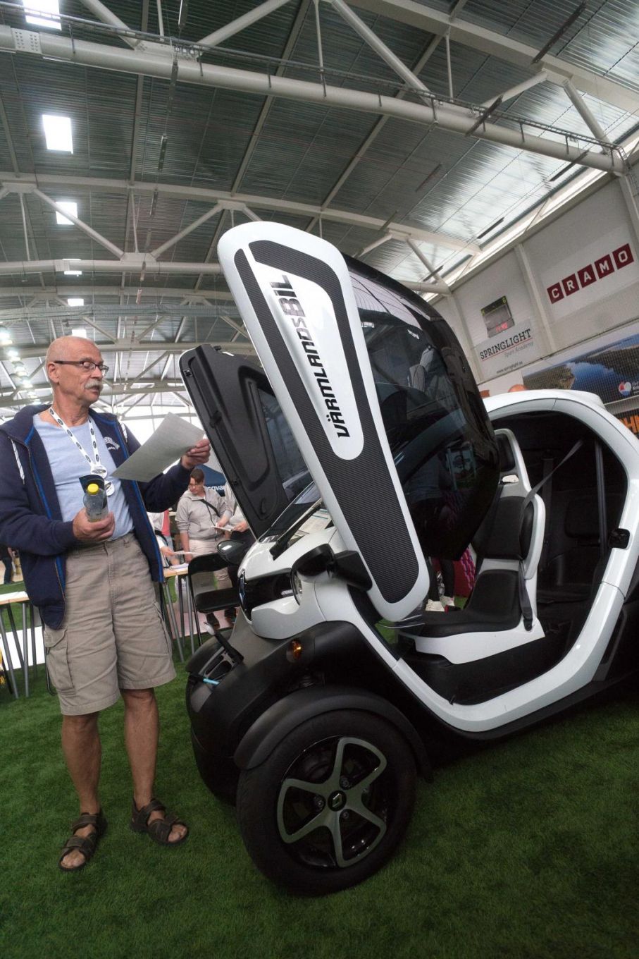 Alternativ transport. Liten el-bil kanske passar i husbilens garage.
