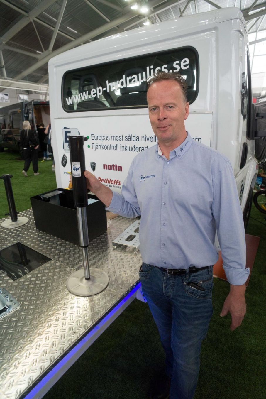 I plan med ett knapptryck. E&P Hydraulics finns på plats med sitt nivåregleringssystem.