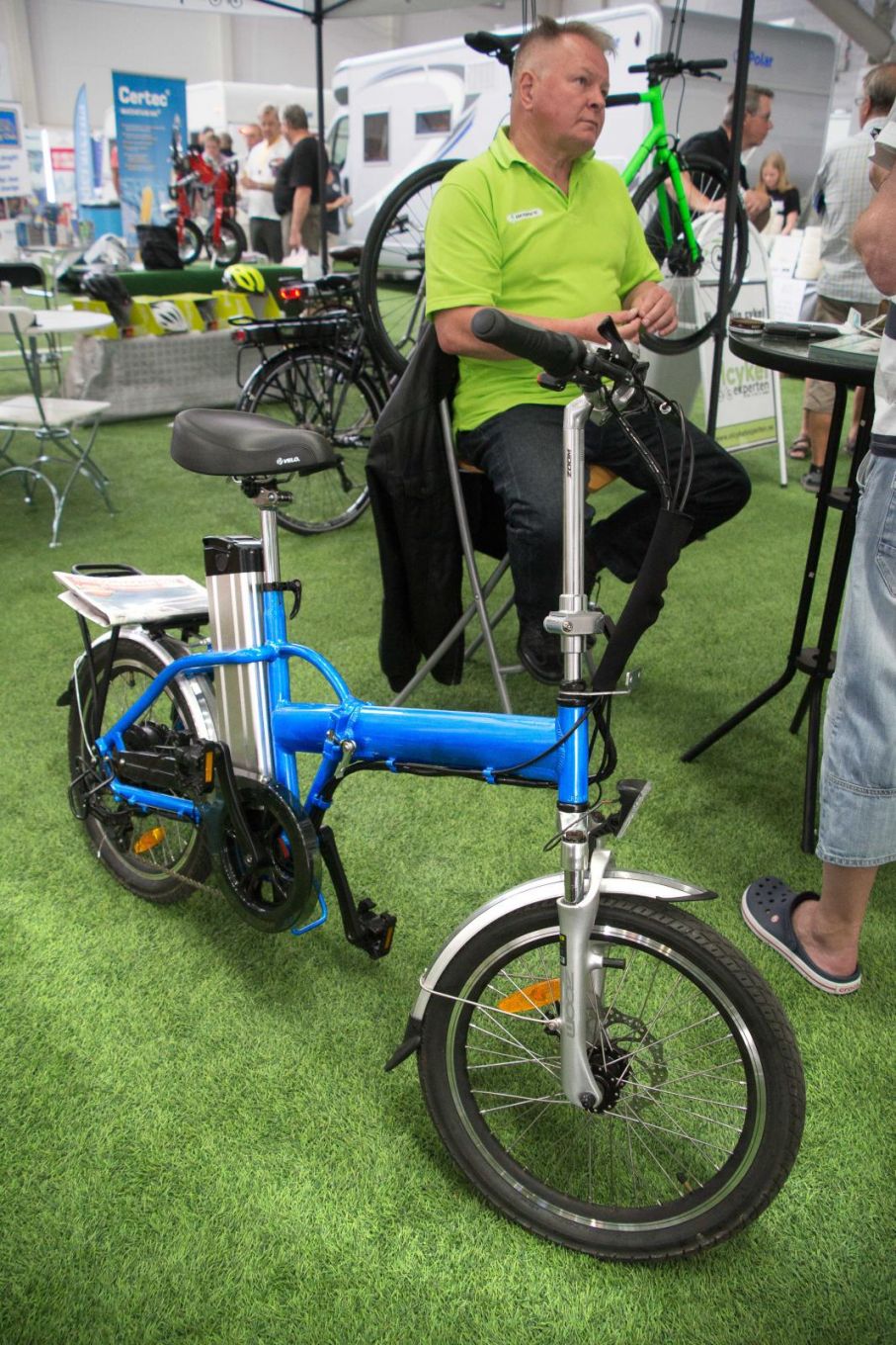 Behändig blå. El-cykel har blivit lite kult bland husbilsfolket.