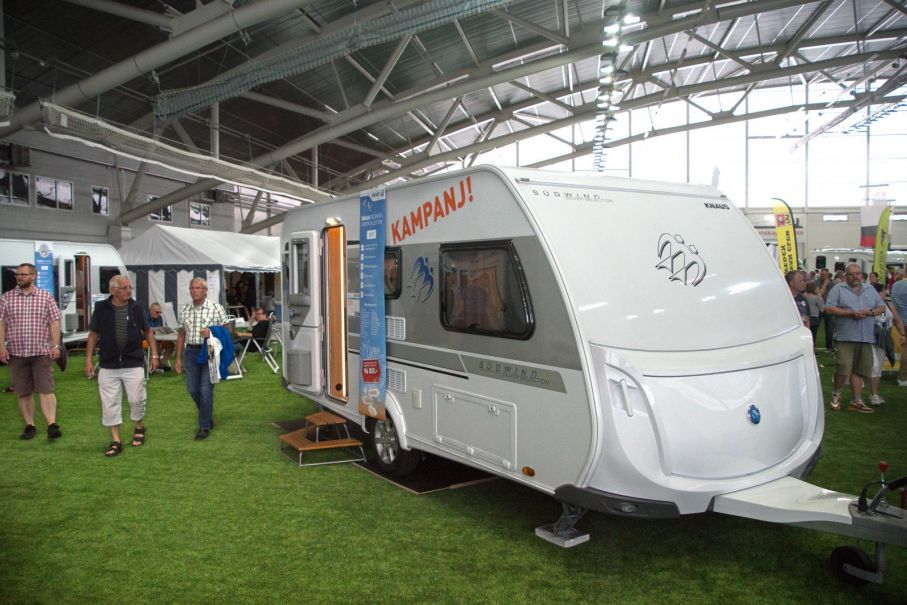 Även husvagn. Husbilar dominerar på mässan, men det finns även vagnar från bland annat Knaus.