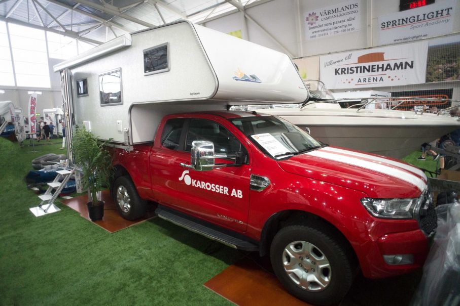 Rakt ut i skogen. Easycamper med en av sina svensktillverkade pick-up modeller.